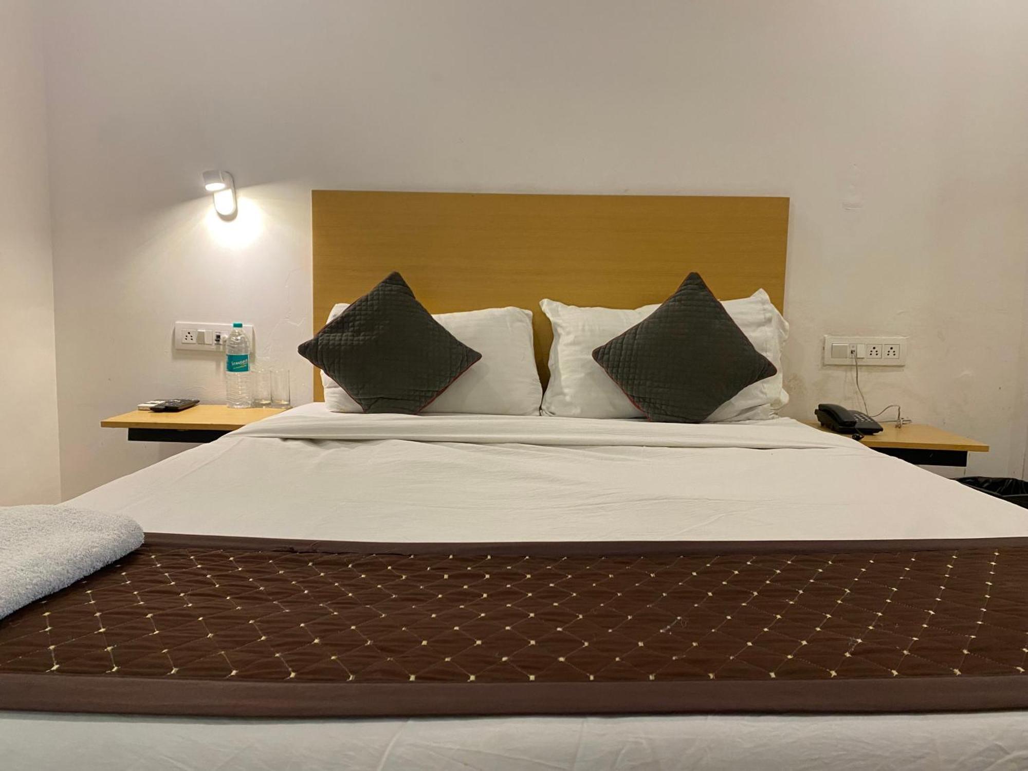Qotel Hotel Ip Residency East Delhi Preet Vihar New Delhi Exteriör bild