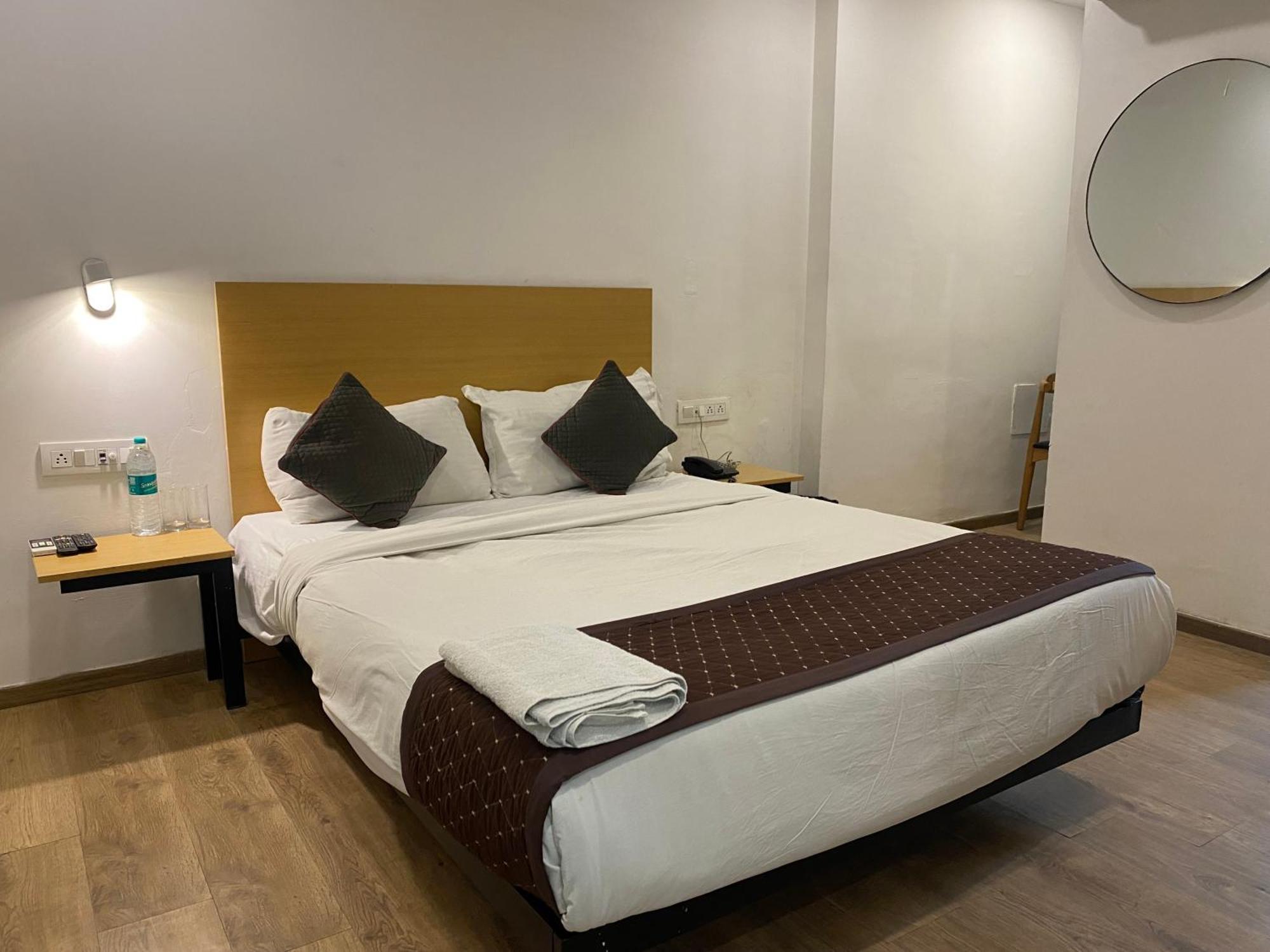 Qotel Hotel Ip Residency East Delhi Preet Vihar New Delhi Exteriör bild